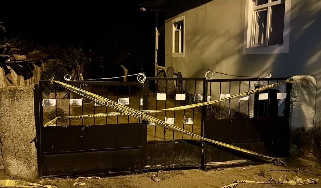 Sel felaketi yaşayan ilimizde 1 ev çöktü 1